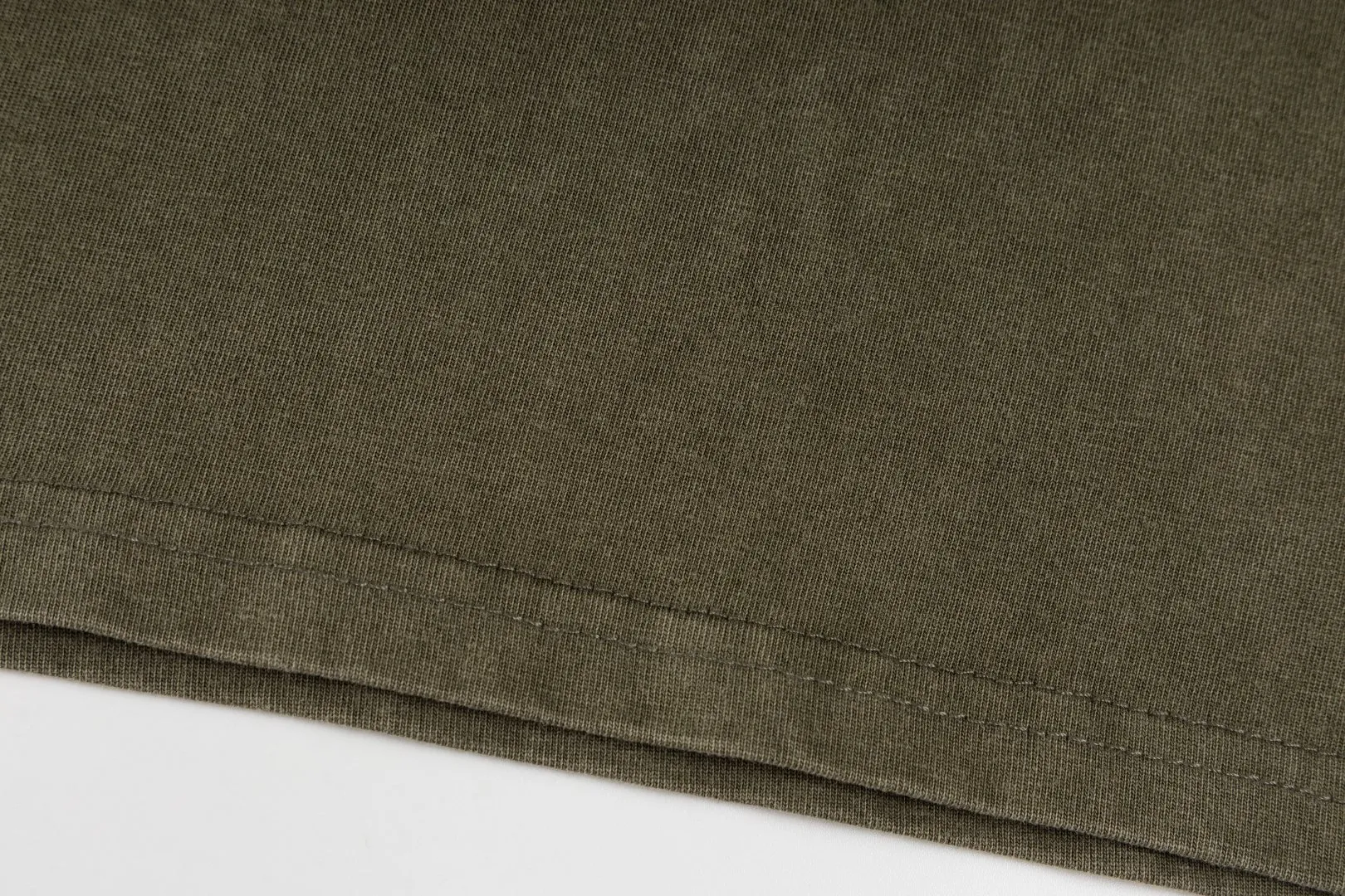 P196 #R85 Ralph Lauren washed heavy brushed distressed henley stand-up collar open chest long-sleeved bottoming shirt thin sweatshirt fabric 100% Xinjiang long-staple cotton, imported embroidered logo on the chest custom threaded collar, classic embroidery, the highest version, suitable for business and leisure daily use! 🌘3-button placket, laser logo pearlescent resin buttons, cuffs and hem are double-stitched, different from the currency version. Washed and distressed, sand-washed and stir-fried. Color: White, Black, Navy Blue, Army Green, Gray Size: S M L XL Length: 69/70/72/75 Bust: 102/108/116/124 Shoulder width: 43/45/47/49 Recommended weight: 100-120/120-140/140-160/160-180 pounds